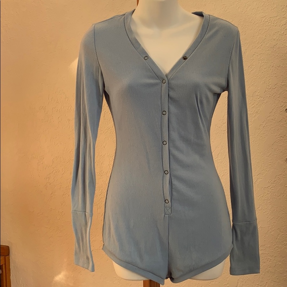 Moxeay Onesie long sleeve shorts, size small